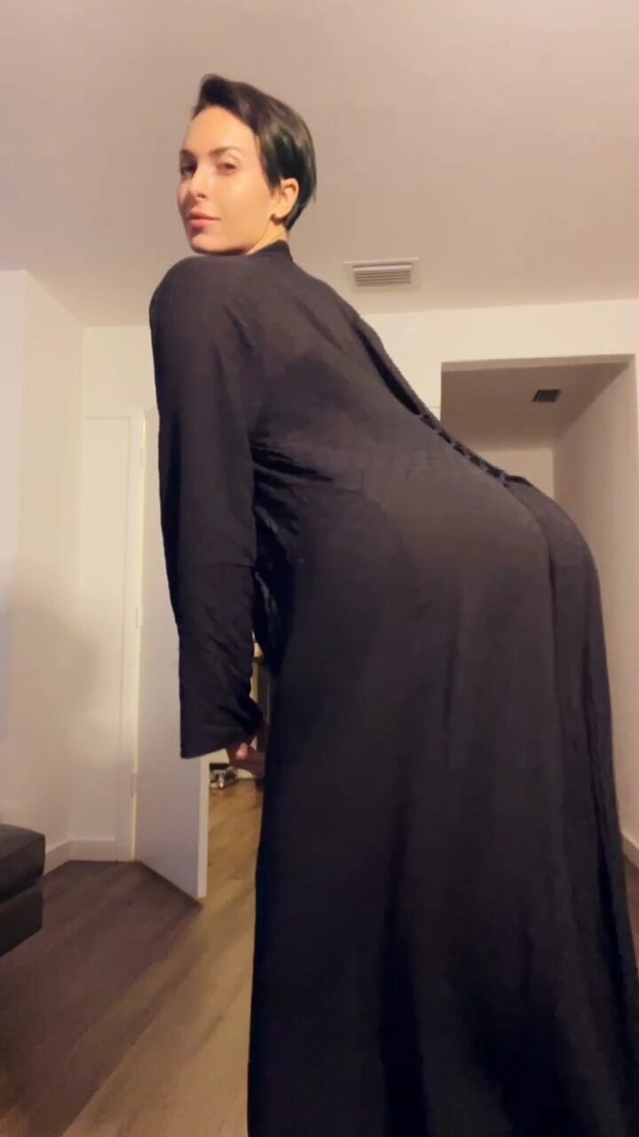 Zahra Elise Twerking In Robe