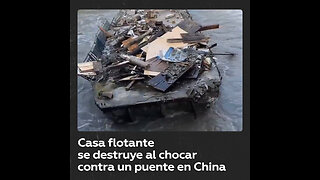 Casa flotante choca contra un puente y se desmorona en cuestión de segundos