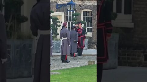 The kings guard greets the yeomen warden (beef eater) #toweroflondon