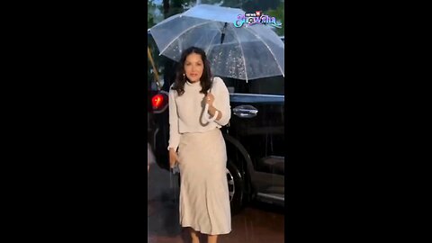 sunny leone enjoying Mumbai rain