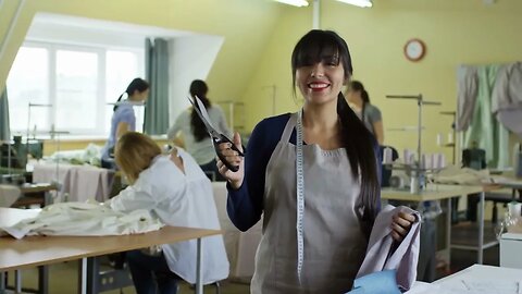 retrato de mulher jovem e atraente hispânica no avental segurando tesoura e pedaço