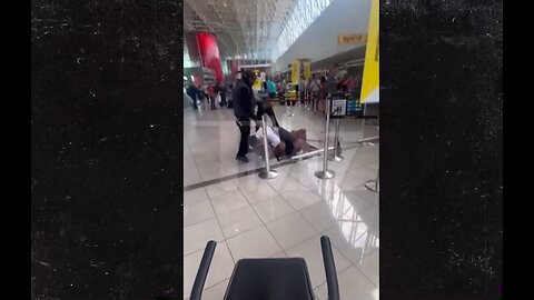 Fight breaks out in Baltimore Airport Spirit Airlines employee beat passenger 4vs1