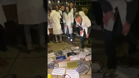 French Doctors throw down their stethoscopes in protest of a failed health system. 💥👀💥