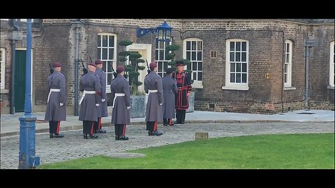 23 Parachute Engineer guards meet with thr beef eater #toweroflondon