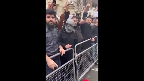 Em Londres, manifestantes árabes queimaram a bandeira da Dinamarca