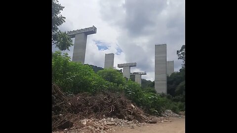 LIXO JOGADO JUNTO AO ESQUELETO DO RODOANEL NORTE COM PICHAÇÕES E LIXO