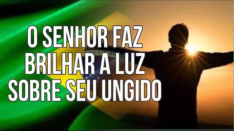 O SENHOR FAZ BRILHAR A LUZ SOBRE SEU UNGIDO