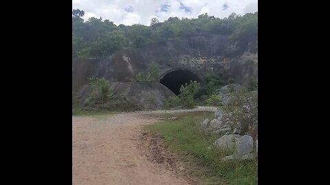 TUNEIS ASSOMBRADOS DO RODOANEL NORTE TRILHA CERCADA DE MATO E RESTOS DE OBRA E PEDRAS GRANDES NO CA