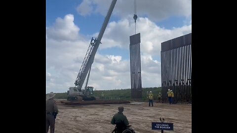 Texas Builds Their Own Border Wall