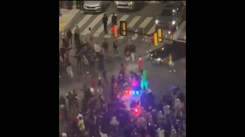 A mob of people attacked a Philadelphia police vehicle 🚗 last night