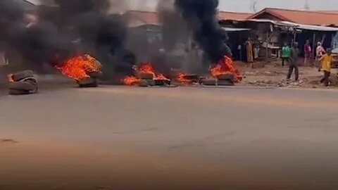 Just In: Youth protest the hike in pump price of petrol in Benin, Edo State