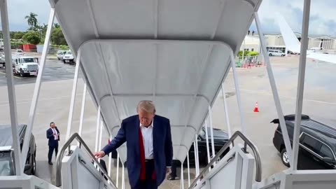 VIRAL: President Trump departs for Michigan and Wisconsin! 🇺🇸 | Trump Force One Video