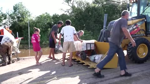 Wheel loader driver helps flooded community in Brazil