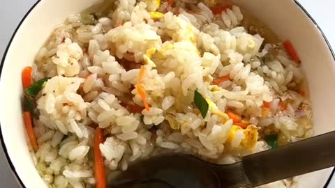 Do you eat Fried rice with egg also like this .mp4