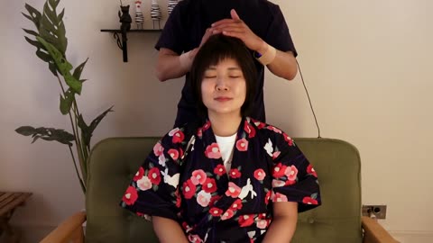 ASMR head massage for improving stress and insomnia