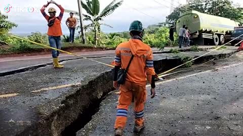 the Aceh causeway was destroyed by a landslide