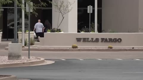 Worker dead at Wells Fargo desk for 4 days