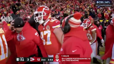 Patrick Mahomes finds Travis Kelce on 4th down for 1st TD of the game