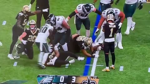 Khristian Boyd clean hard hit on DeVonta Smith. DeVonta Smith got tushed pushed.