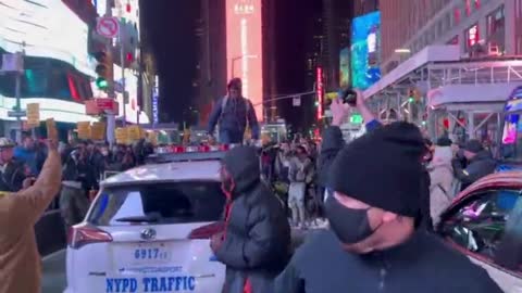 Chaos in NYC, Rioter Smashes NYPD Police Vehicle, Gets Swarmed By Officers