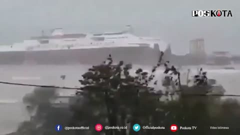 A BIG SHIP STANDED AT BOLOK PORT, KUPANG DUE TO WEATHER