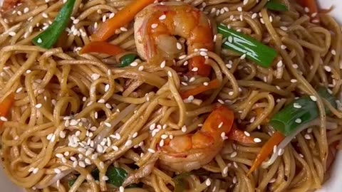 🍤🥡 Shrimp Chow Mein - A Winning Flavor Combination! 🍜🍤