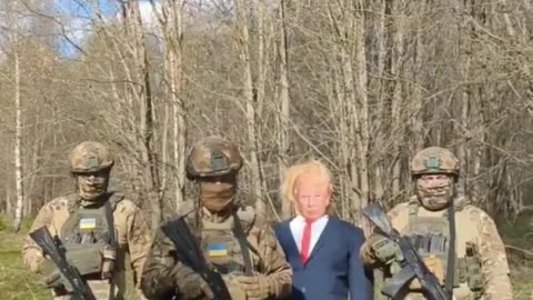 🇺🇦 Membri dell'esercito ucraino bruciano l'effigie di Donald Trump.