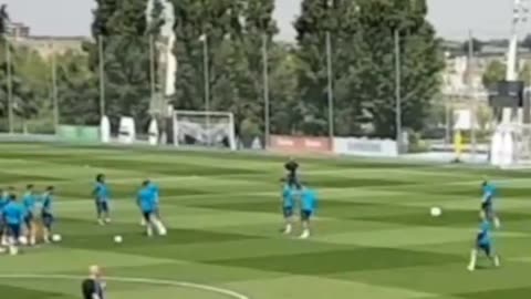 Zidane assisted Luka Modrich in the training #shorts