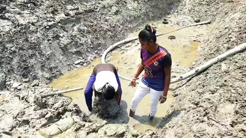 Two sisters came to dig the pond in the village way