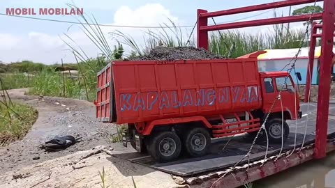 MINIATURE RC TRUCK DUMP TRUCK ROLLS INTO THE RIVER LOADED WITH SAND MOLEN CAST MATERIALS