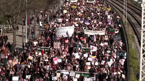 Portugal's school staffs protest for better pay