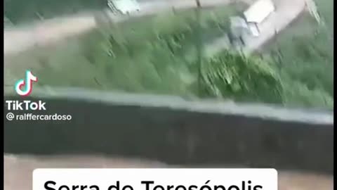 Imagens impressionantes mostram motoristas desesperados pegos de surpresas por enxurrada no RJ