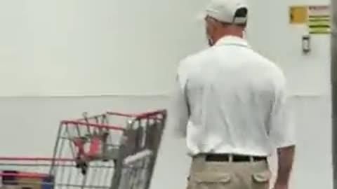 A member of Pfizer cult club threatens a Costco employee with pepper spray for not wearing a mask