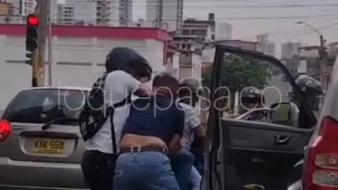 Conductores se enfrentan a ‘puños’ en la avenida La Rosita