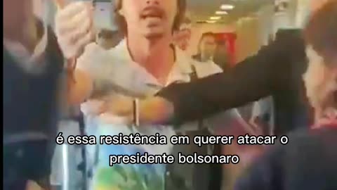 Randolfe Rodrigues toma celular do youtuber Wilker Leão