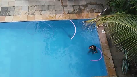 Mergulho na Piscina da Pousada Casa Flor.