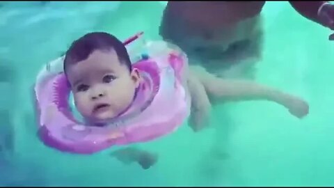 FESTA NA PISCINA , VOCE NAO VAI ACREDITAR , BEBE NADANDO SOZINHA #bebe #piscina #fest #meme #shorts