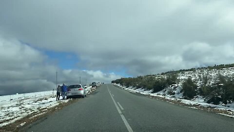 SOUTH AFRICA - Cape Town - Fun in the snow and snowcapped mountains(Video) (28k)