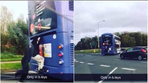 Crazy: kids travel hanging on to the back of a bus