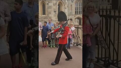 Open the gate changing of the Guards #windsorcastle