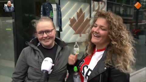 Fakkels, vuurwerk en Feyenoord-liederen op het Stadhuisplein in Rotterdam.