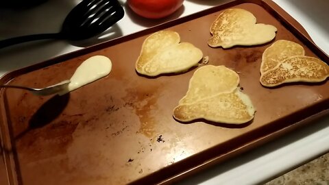 HAPPY VALENTINE'S DAY! COOKING HEART SHAPED PANCAKES WITH THEGLASSMAN!