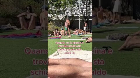 Quando vai in piscina e trovi Rkomi