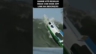 ondas gigantes afundam um barco