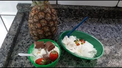 Sorvete caseiro de abacaxi e frutas cristalizadas