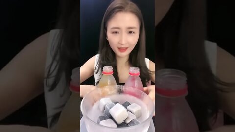 ASMR MUKBANG ICE EATING SATISFYING SOUNDS #SHORTS