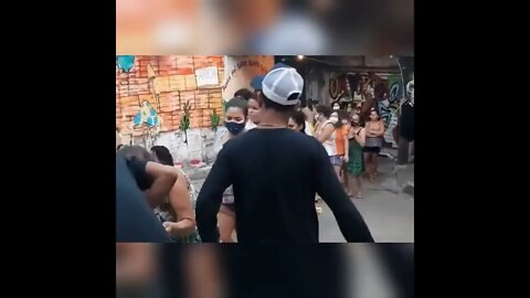 JHONNY BRAVO DISTRIBUIU CESTA BÁSICA PARA MORADORES NA ROCINHA CARIDADE CRIAS DO CV AJUDA ALIMENTO