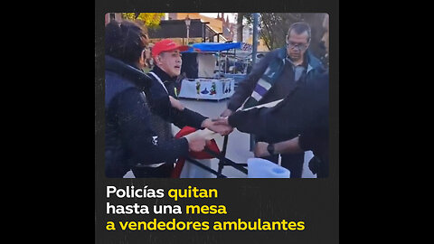 Policías de Buenos Aires desalojan a vendedores ambulantes requisando hasta su mesa