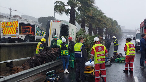 Minibus taxi lost control ended up on centre median, Nelson Mandela outbound after Browning.