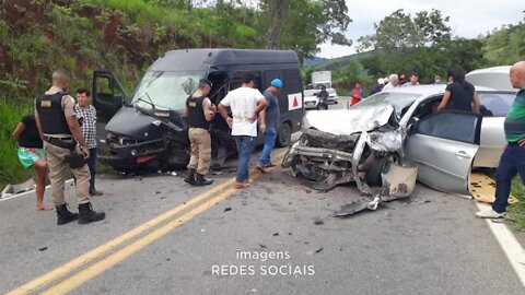 Mulher fica ferida em acidente entre carro e van na BR-259